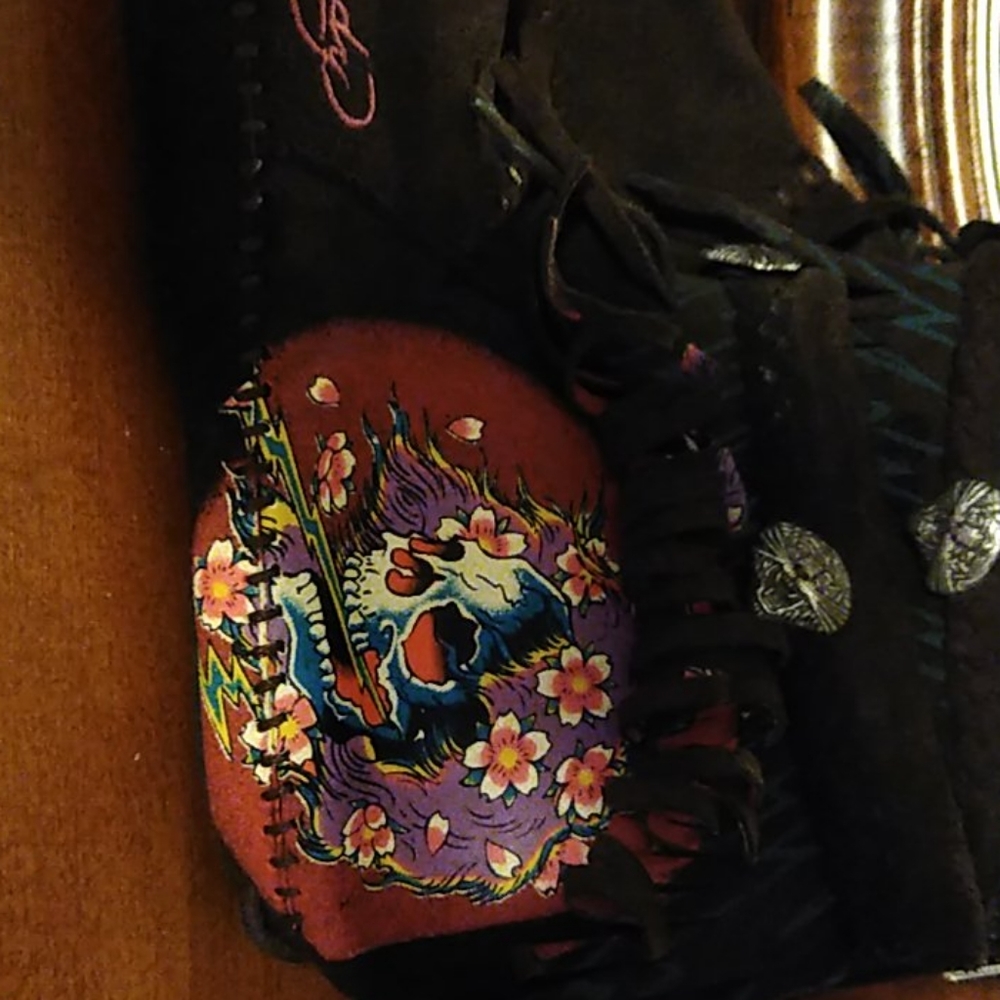 Ed Hardy moccasin 7 but fit like a 7 1/2